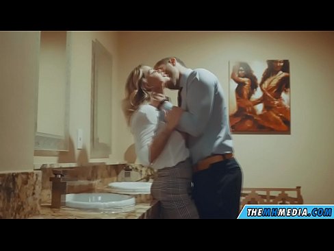❤️ Xa i-blonde ene-busty ikuhenda kwindlu yangasese yoluntu Iphonografi kuthi ❌❤